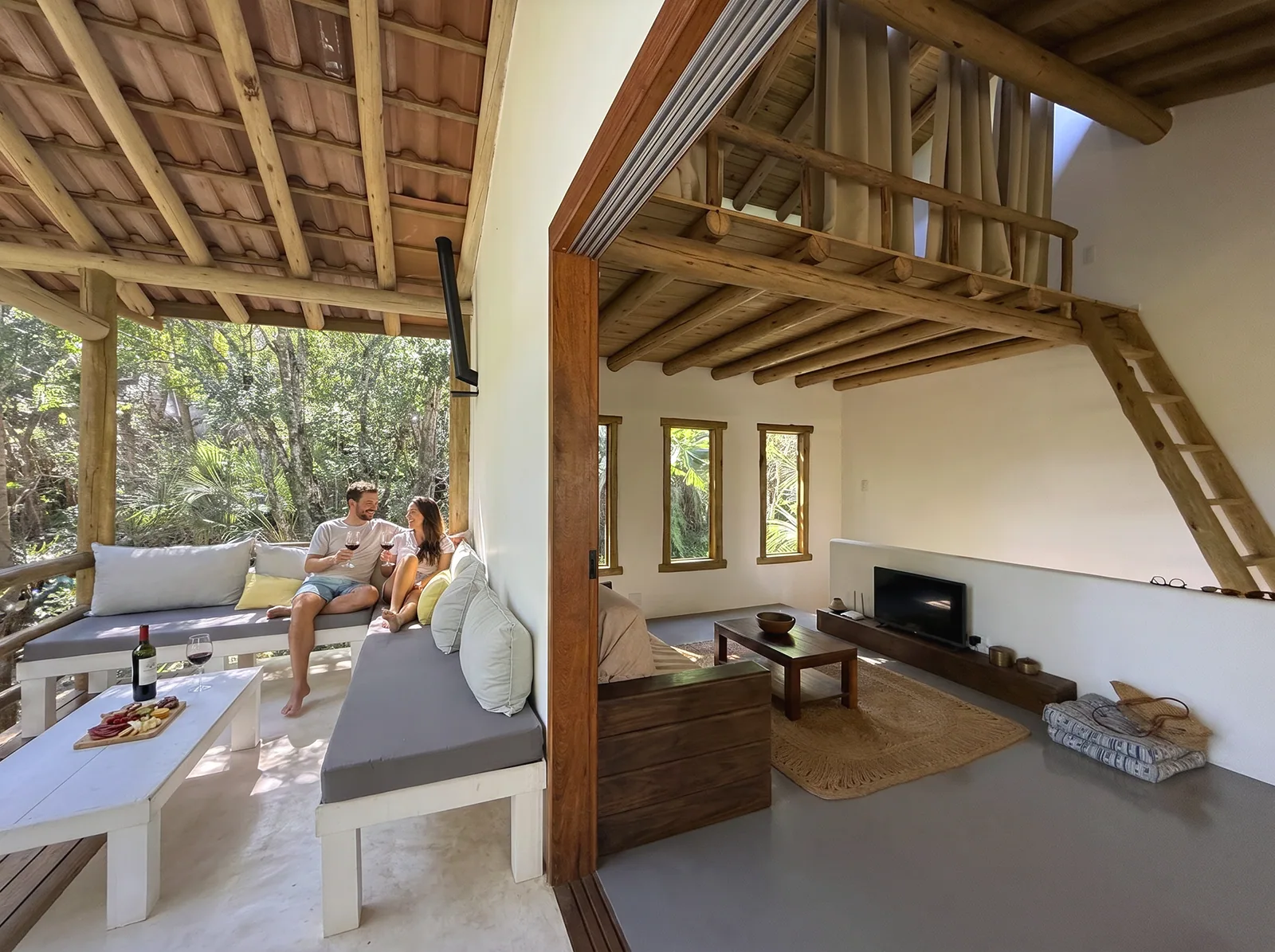 Teto de bambu a seis metros · a sala respira.