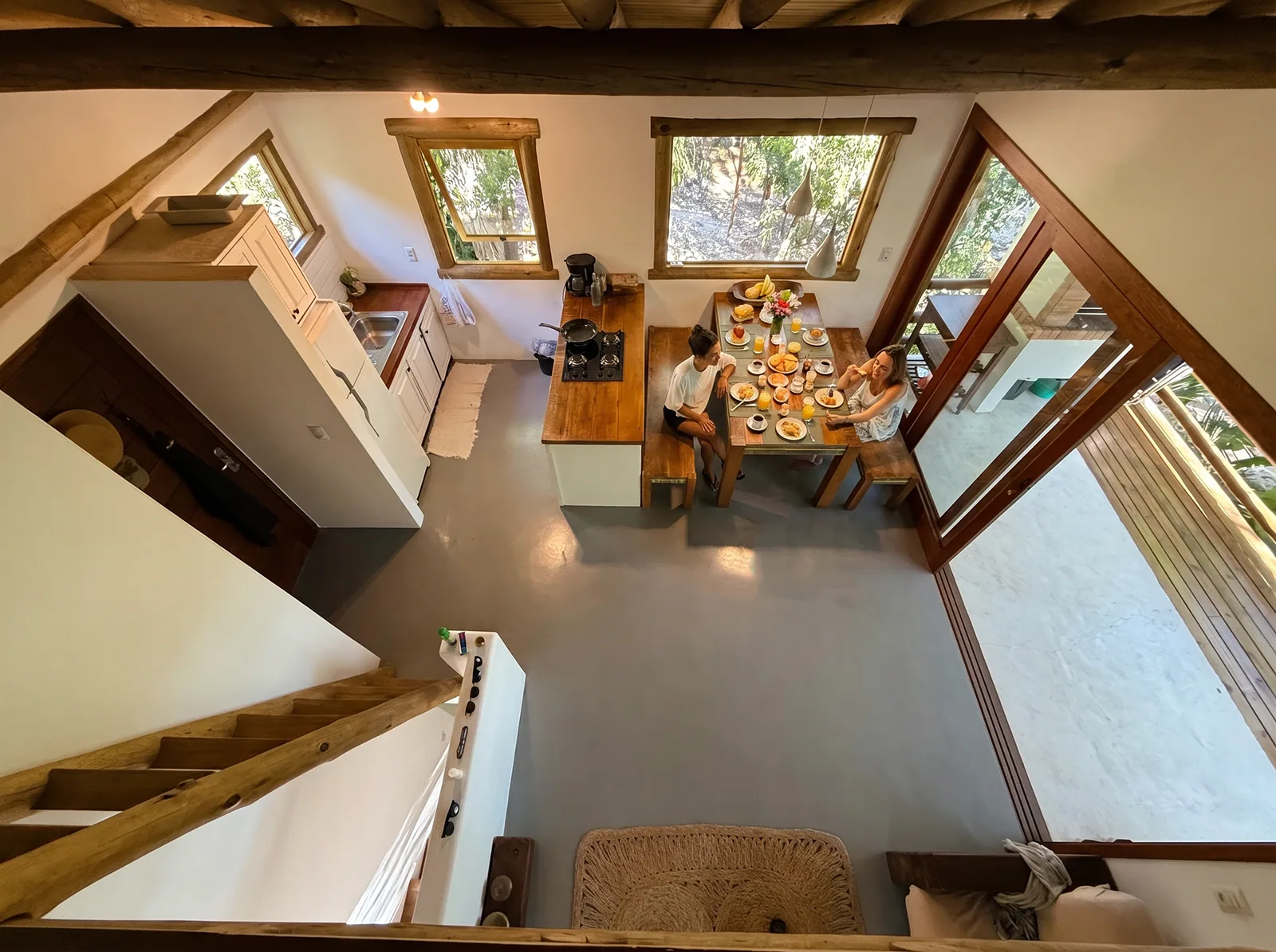 Suíte principal · janelas para a mata da encosta.