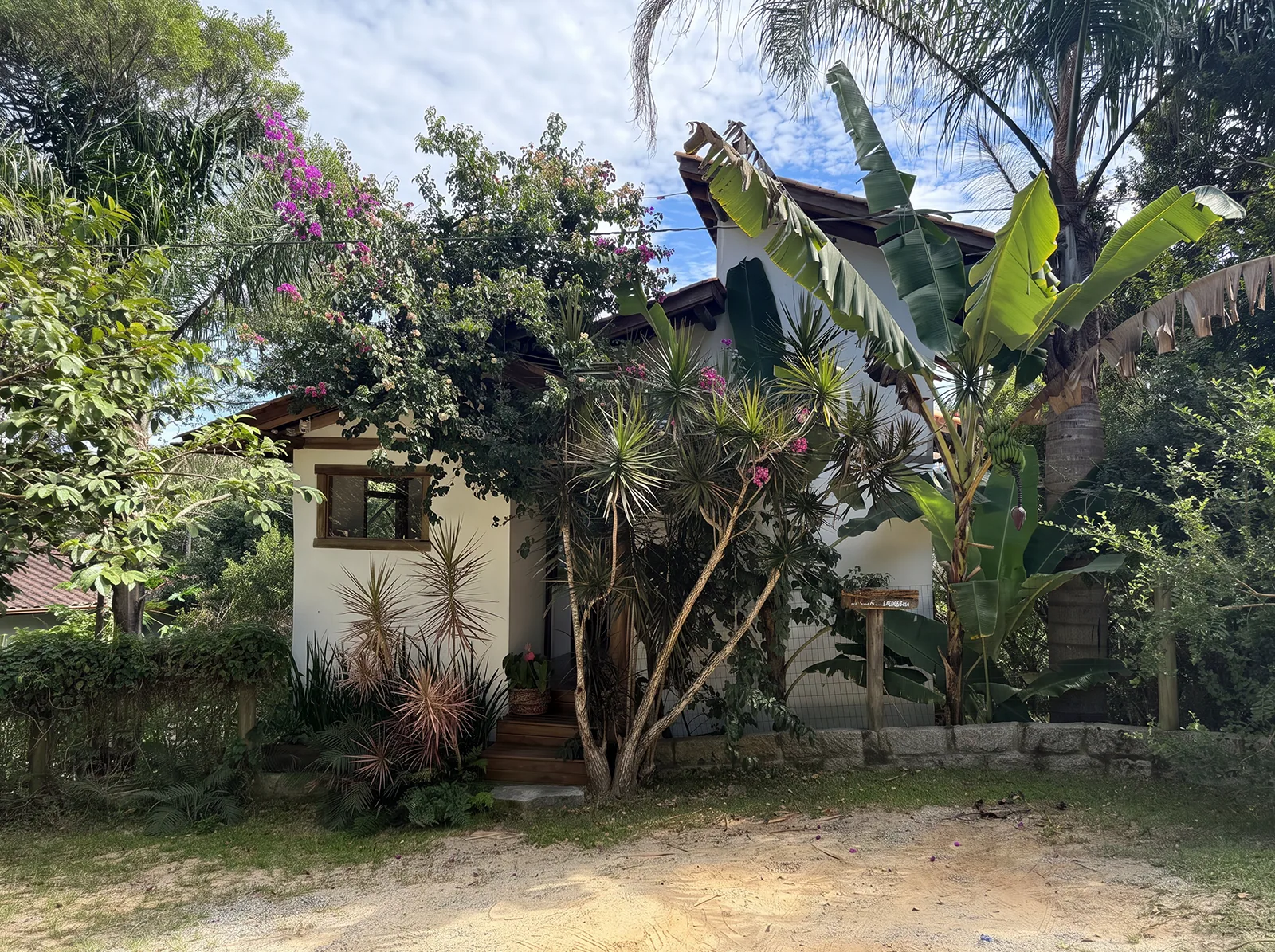 Teto de troncos inteiros de eucalipto · cheira a madeira aquecida.