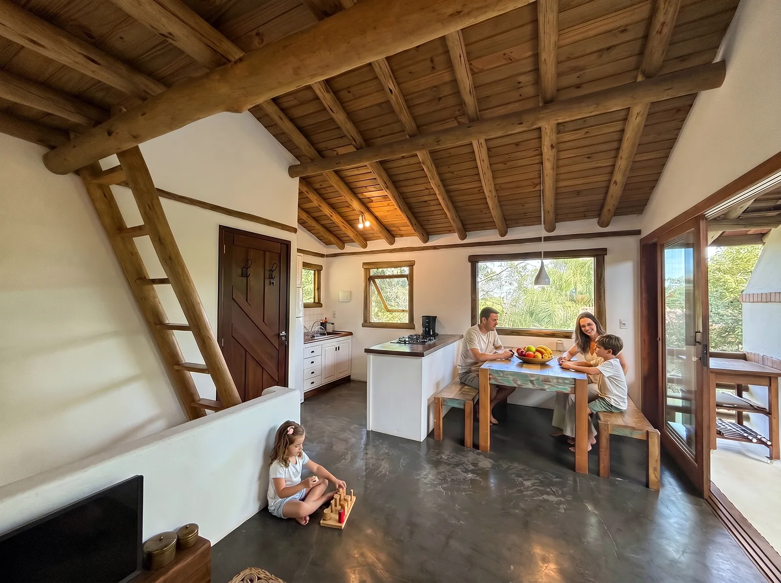 Deck escondido · entre as copas, ao pôr do sol.