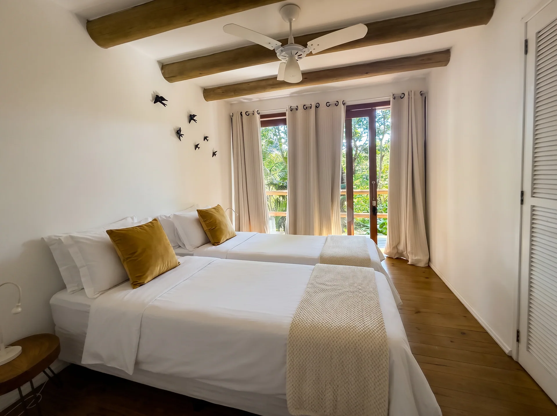 quarto com duas camas de solteiro