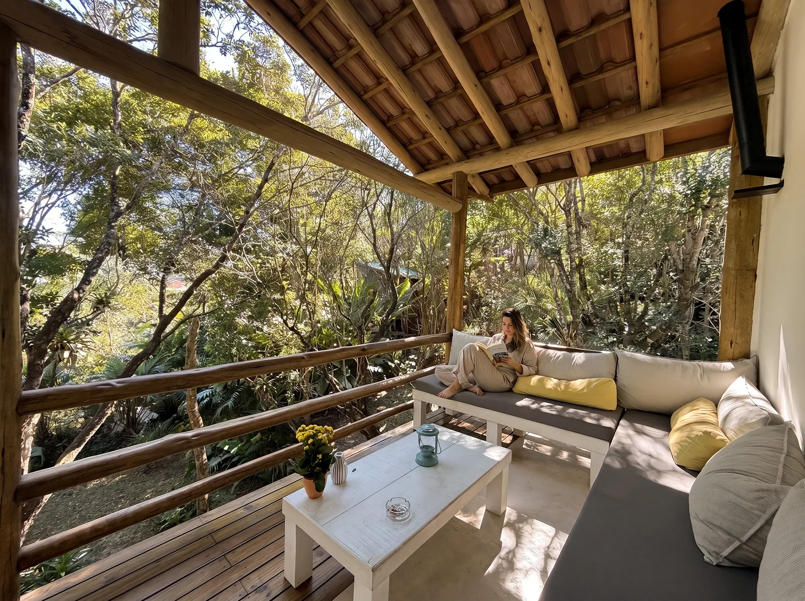 Casa da Árvore Praia do Rosa Varanda.