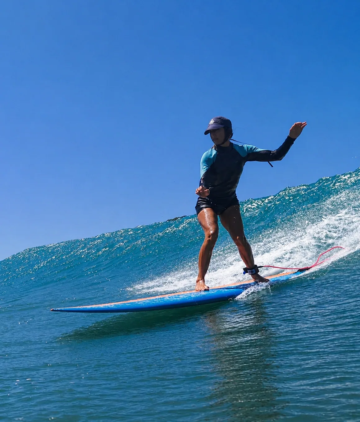 Aula de surf na Praia do Rosa com a BX Board Experiences, Santa Catarina.